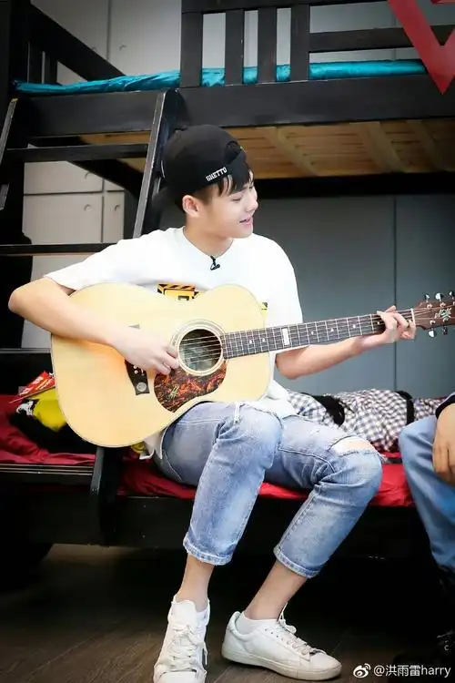 洪雨雷微博更新图,好瘦呢