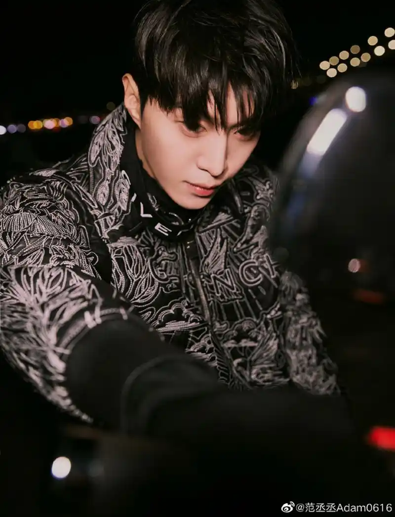范丞丞机车写真