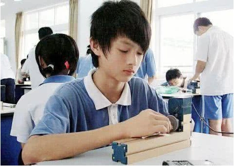 大家从照片可以看得出来,中学时期的许凯虽然说看起来非常的青涩,但是