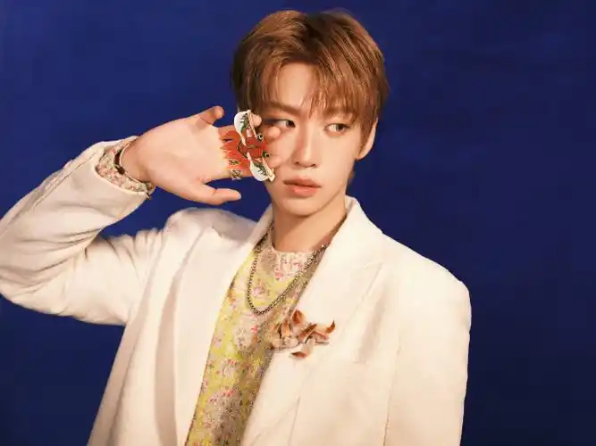 余景天腊梅白雪西装