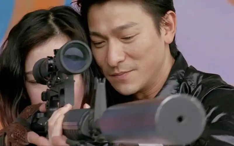 牛逼刘德华这样子教美女玩枪点赞收藏全职杀手