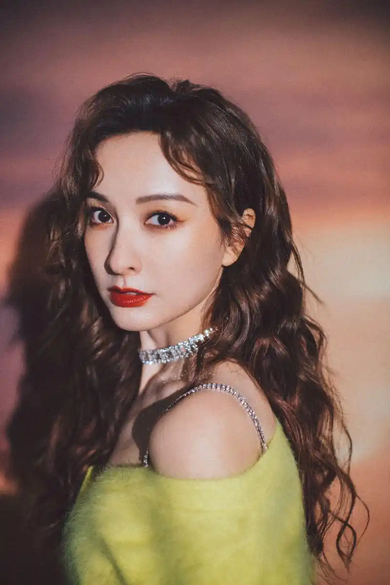 吴昕亮黄毛衣港风卷发写真图片,分享一组吴昕图片给大家,图中的明星