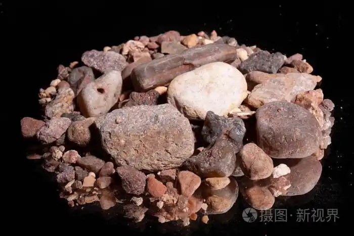 钻石矿的矿石在黑色背景上与反射隔离