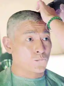 刘德华光头造型曝光 剃头前紧张彻夜难眠(组图)