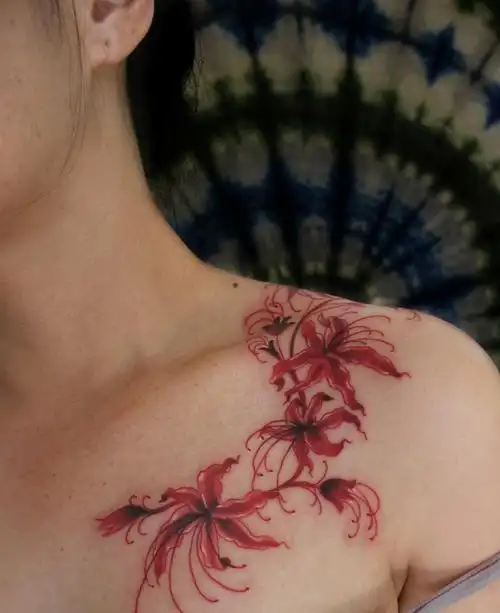 过肩彼岸花纹身图案清新自然