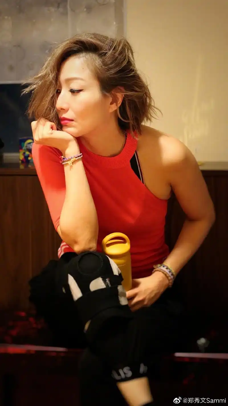 组图郑秀文深夜晒美照享受工作生活不受许志安影响