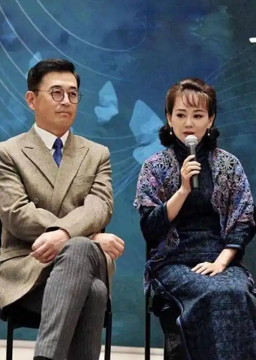 王志飞夫妇合体,小15岁娇妻穿旗袍像军阀太太,看着比老公显老_妻子