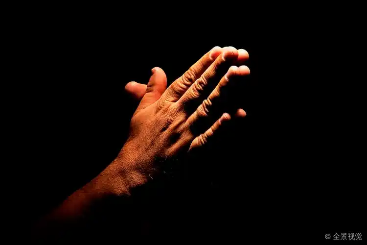 双手合十_祈祷_男人_深色背景_高清图片_全景视觉