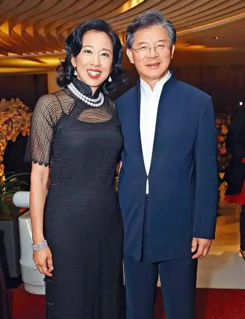 64岁朱玲玲与老公现身tvb晚宴,携手走过14年恩爱如初_罗康瑞_霍震霆