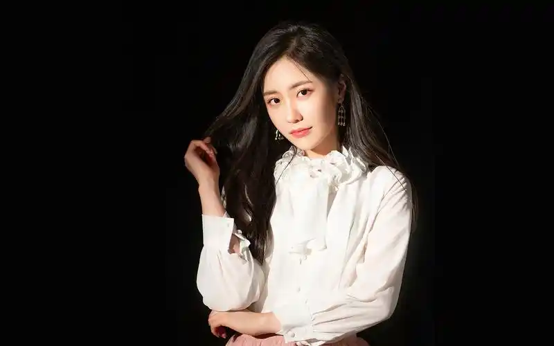 王艺瑾甜美粉裙桌面壁纸