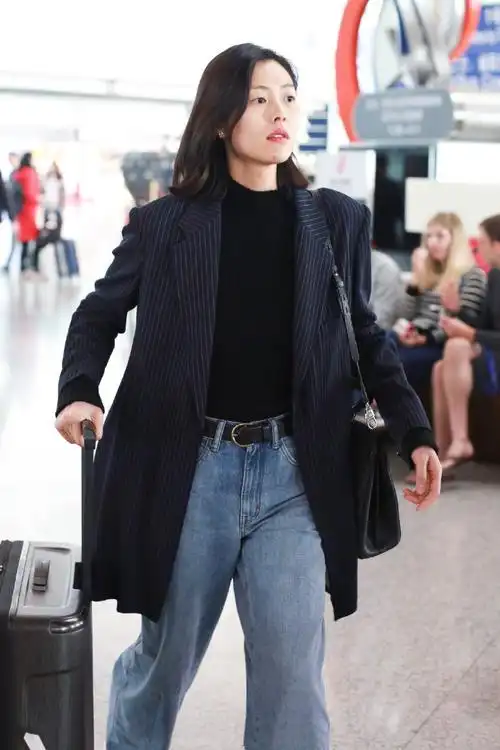 超模刘雯机场街拍 一如既往的舒服风穿搭
