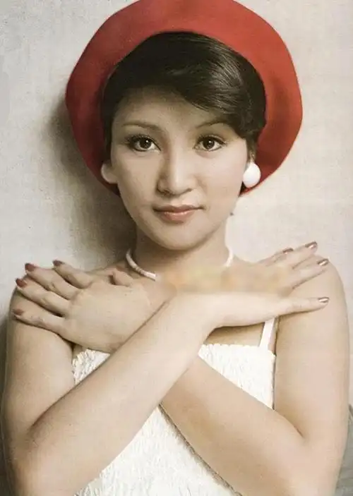 20岁嫩模与69岁谢贤相恋,12年后获2000万分手费,如今过得怎样?