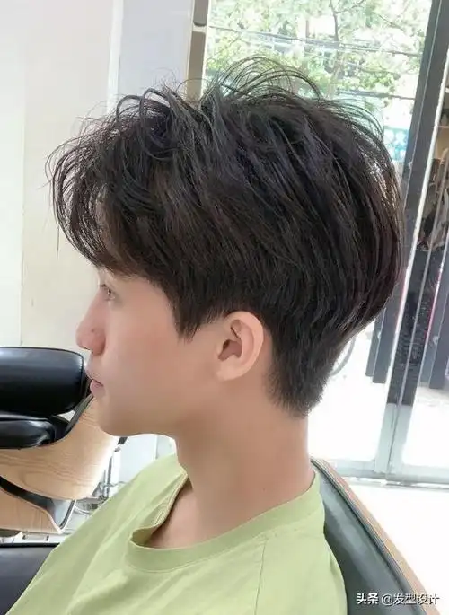 男生不仅仅要发型精致还要有型,这款男士烫发发型就是最近超级流行的