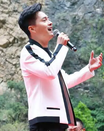 草原歌手云飞帅气有型,牛仔夹克减龄帅气,41岁却得"奶奶"喜爱