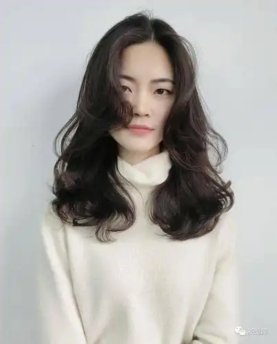 是为了整个发型的轮廓与线条感会更松散,是以追求自然松散好打理为