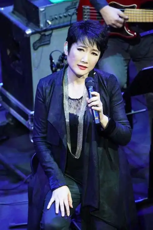 在三里屯红馆边唱边聊,歌手成方圆又回来了