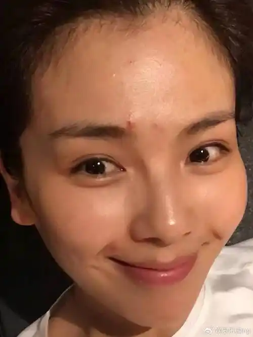 迪丽热巴:我卸妆了,章子怡:我也卸妆了,再看董卿:差距真大