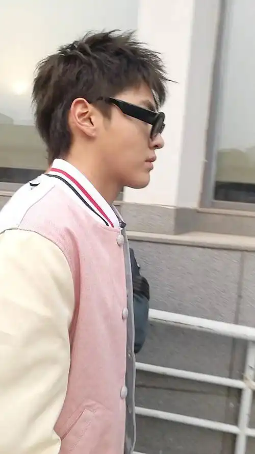 吴亦凡现身央视五四晚会彩排,路人镜头下的他超粉嫩,侧颜无敌!_米色