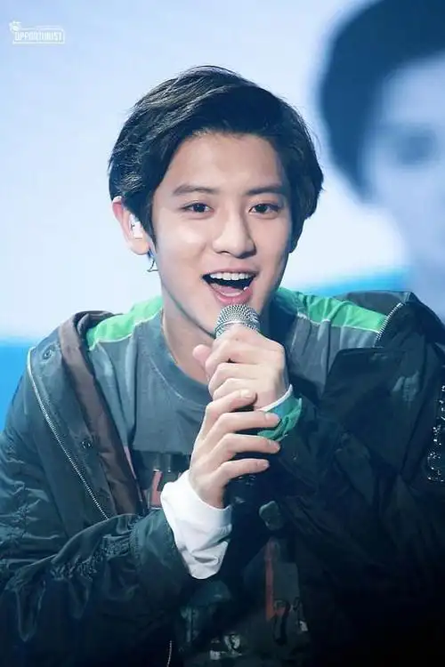 这是一个越往下拉笑容越大的朴灿烈笑容楼