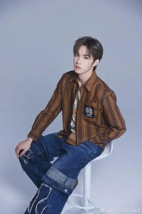 刘耀文主打一个反季节穿搭六宫格随拍