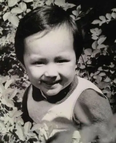 冯绍峰珍贵童年生活照 样子可爱而充满文艺