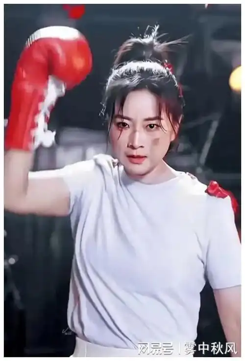 贾玲玫瑰雨下的华丽转身引爆热搜,高马尾红手套年轻了二十岁