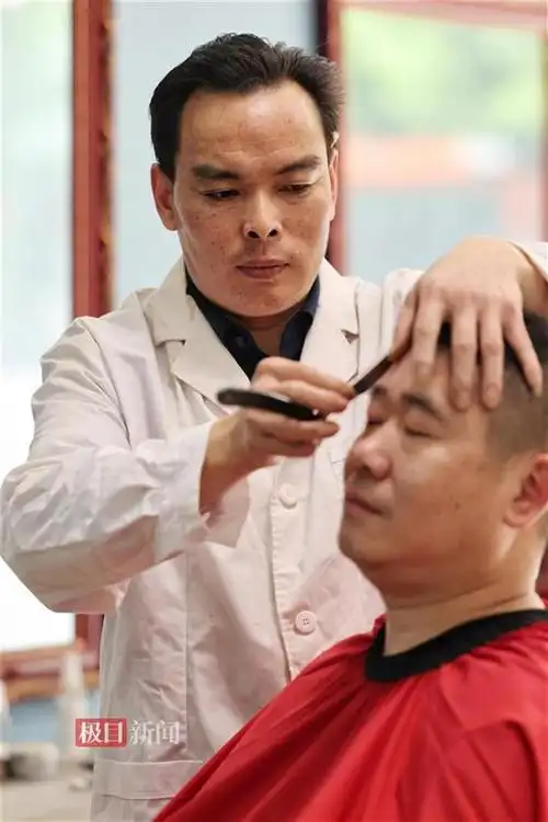 老顾客开车来光顾,新洲手艺人操持"头等大事"34年|彭刚|修面|理发