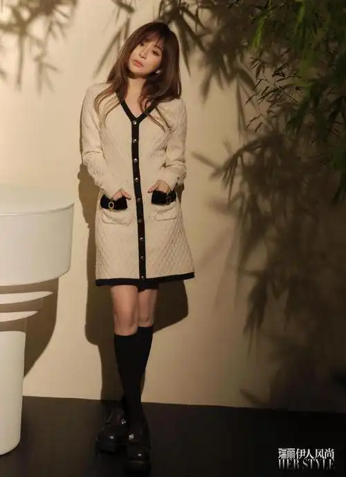 王心凌登瑞丽开年刊封面甜心变硬糖吊带低胸又纯又欲