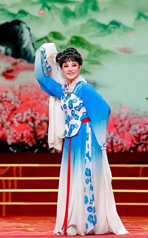 (杨俊剧照)1987年,15集黄梅戏电视剧《严凤英》开机,吴琼以为自己能演