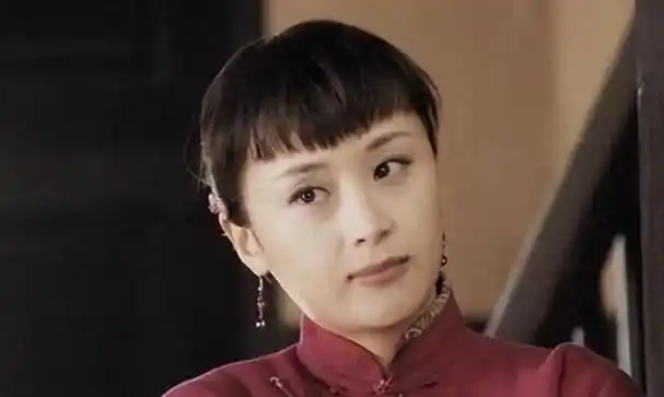 演艺界有一位颇有特色的女演员,虽然年纪轻轻,但已经成功演绎了从16岁