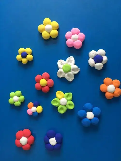 西安新区空港新城北杜学区大石头幼儿园 小班粘土小花制作