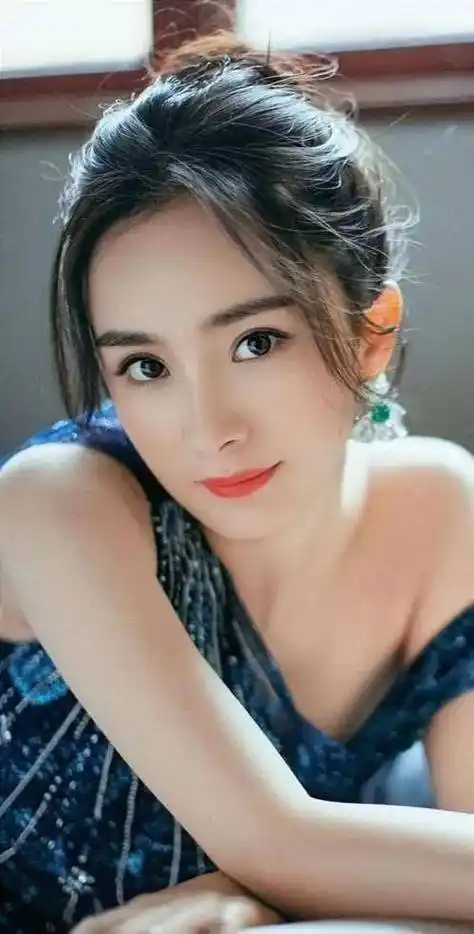 夸张的说,杨幂眼睛的漂亮程度,以至于其他五官根本配不上她的眼睛的