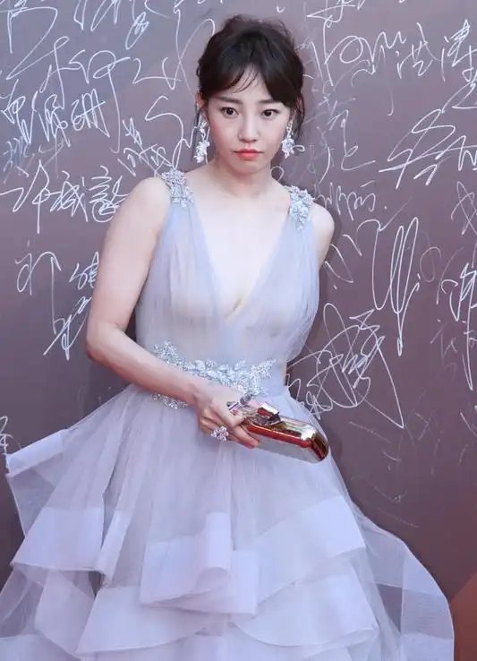 白百何穿透视裙穿着大胆 满脸笑容疑走出出轨风波