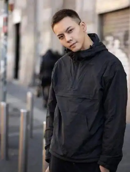 实际上,对于像陈伟霆这样37岁的男明星而言,这个年龄段通常是最好的