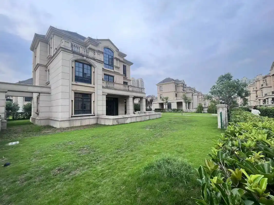 地铁口的独栋别墅,院子700到1000平.什么叫人生巅峰,拥 - 抖音