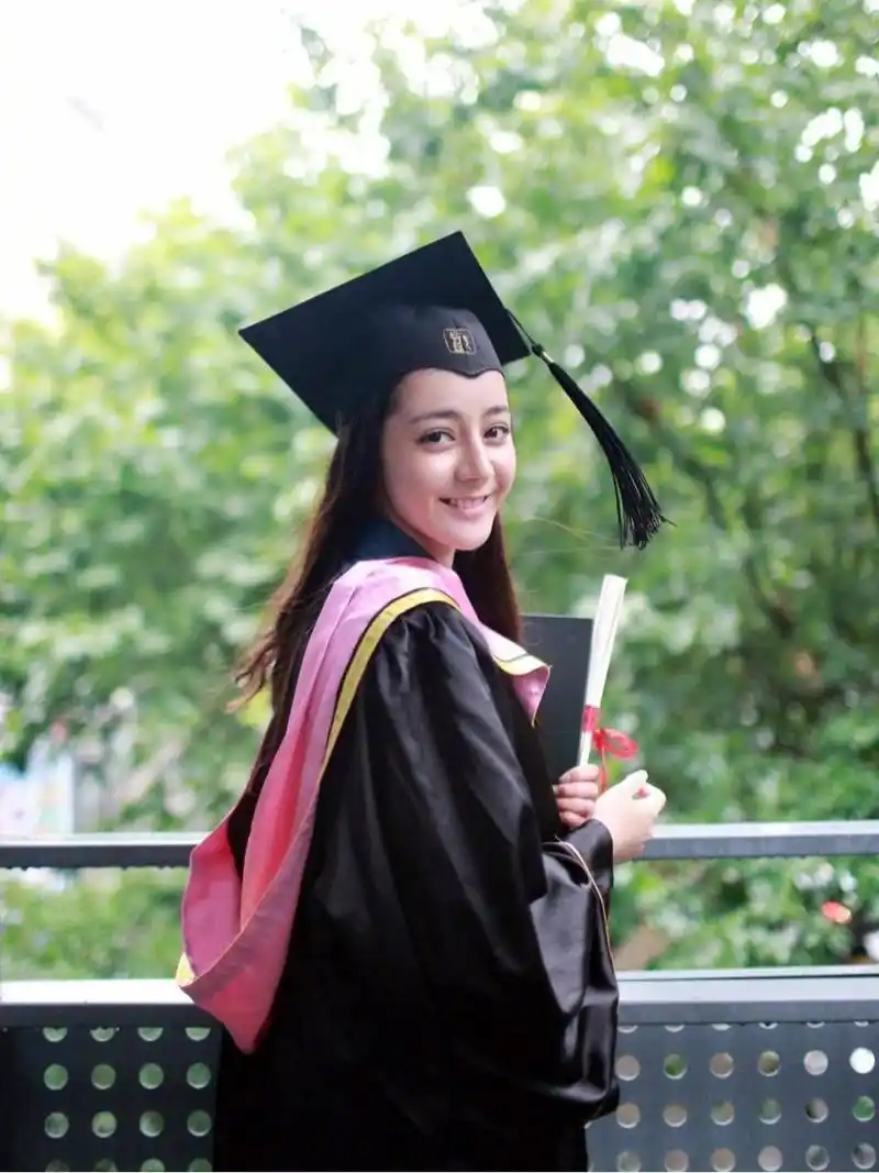 迪丽热巴大学排练照#是从小美到大的热巴,大学时期好青涩!