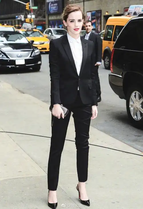 emma watson2014年在纽约身穿黑色西装街拍.