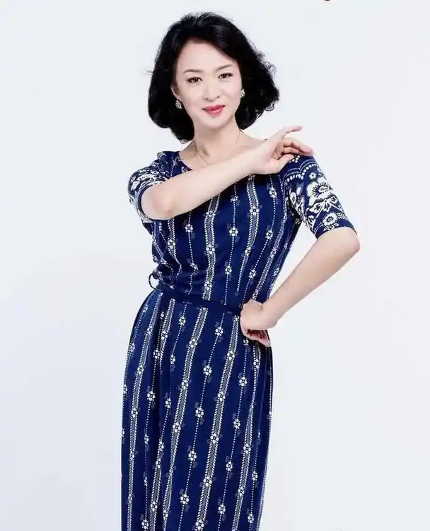 金星终于穿对了气质造型美出新高度网友好个迷人的小腰精