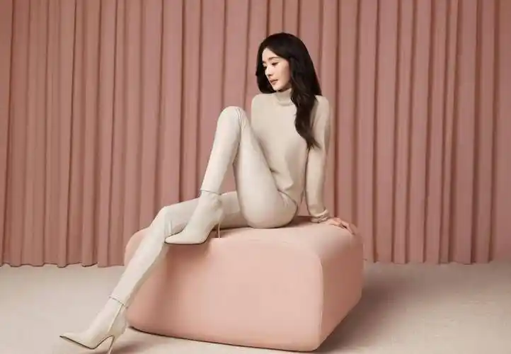 杨幂登顶丝袜女神!看她穿上腿凹丝袜的效果,简直太好看了!_袜子_双腿_