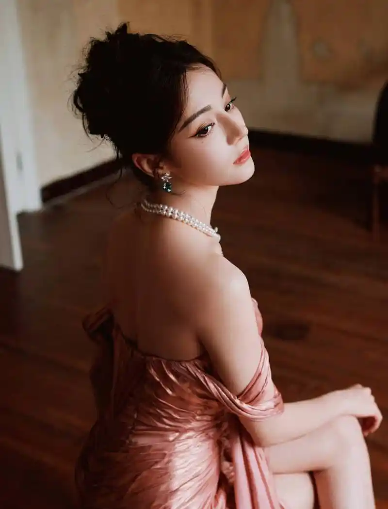 迪丽热巴穿抹胸粉裙气质优雅 飘带飞扬似下凡仙女