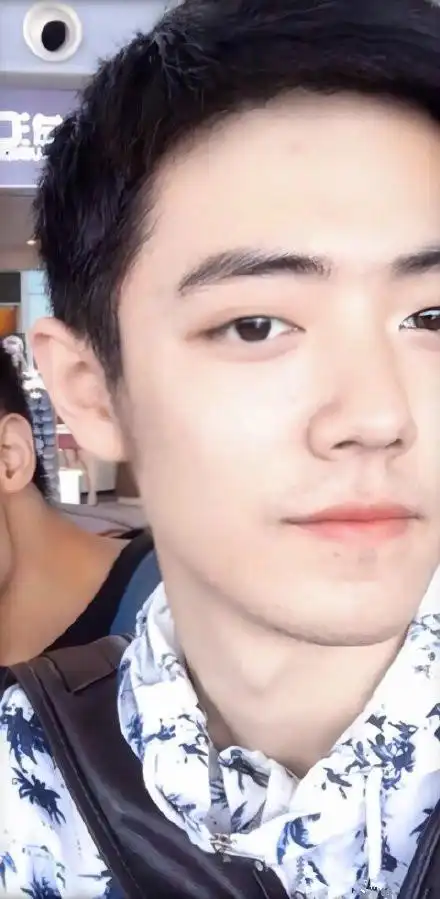 肖战出道前照片大公开,3到24岁都有,看看是你心中的战哥吗?