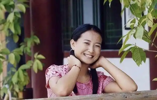 尽管拥有冯巩徒弟的身份,但贾玲在毕业后却并未获得太多出色的发展