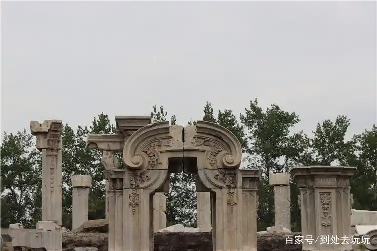 这张是圆明园被破坏之后的图,虽然之后被修复了无数次,但是仍旧有被