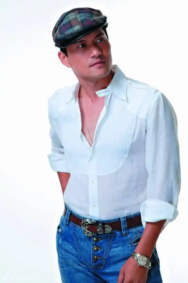 1955年12月22日生于越南,20世纪60年代从越南迁居香港,中国香港影视男