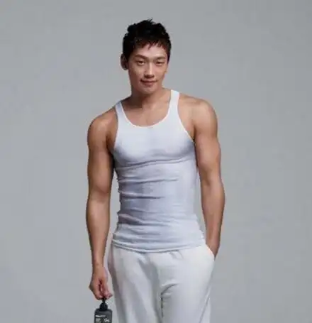 【图】rain肌肉泳裤照欣赏 演唱会撕衣服秀胸肌