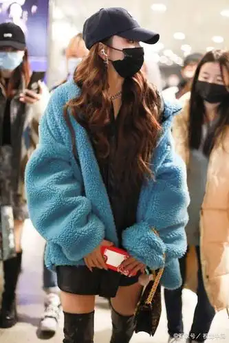 孔雪儿搭过膝靴小秀美腿不怕凉,蓝色毛外套配皮衣超飒