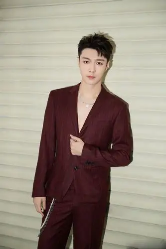张艺兴酒红色西装帅气写真图片16