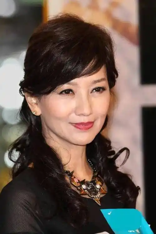 70岁赵雅芝过生日穿红裙,一出手就打脸年轻女明星_年纪_美貌_状态