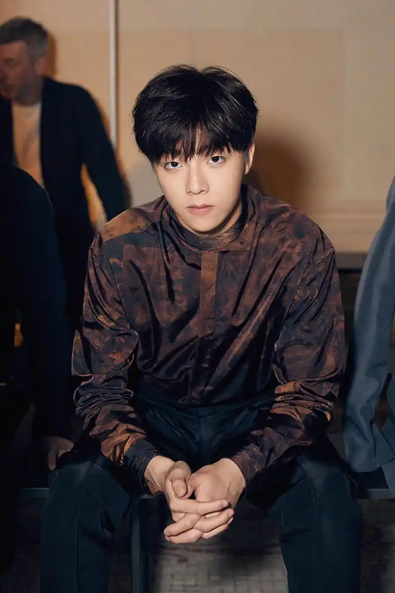 陈立农巴黎男装周初亮相 挺拔有型尽显优雅风度