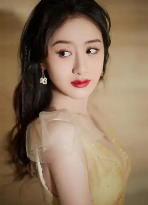 在鹅黄色裙摆,一起闯进浪漫的梦境来次华丽的冒险之旅吧～袁冰妍超话